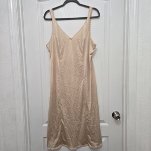I931 Chic Cream Lace-Trimmed Slip Dress